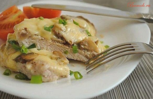 Сочная свинина с шампиньонами и сыром