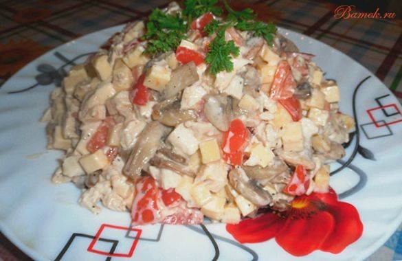 Салат с курицей грибами и помидорами черри