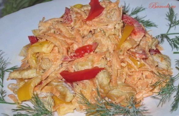 Салат с курицей и овощами в сметане