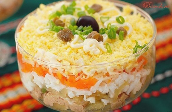 Салат «Оля-ля» с яблоком и курицей