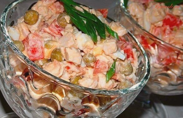 Салат с курицей, помидорами и горошком