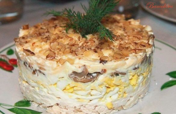 Слоеный салат с куриным филе и грецкими орехами