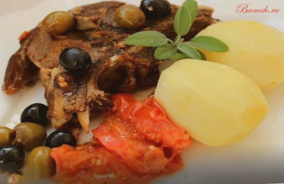 Баранина в белом сухом вине с маслинами и картофелем Баранина в белом сухом вине с маслинами и картофелем