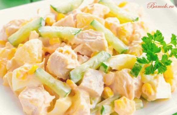 Легкий салат с ананасом, курицей и грибами