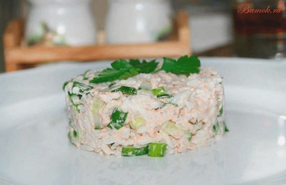 Легкий салат с горбушей и огурцами