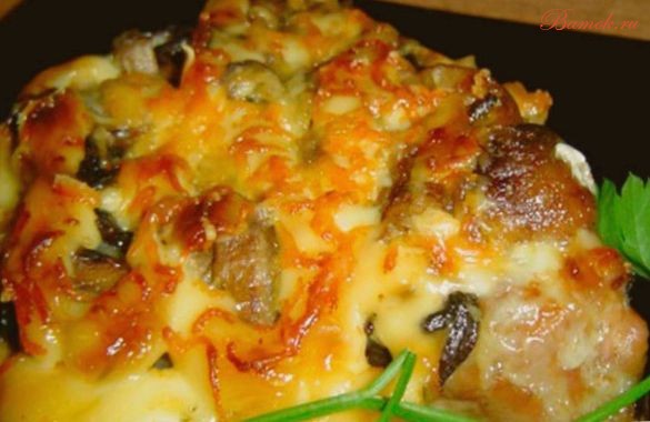 Острая свинина с шампиньонами и сыром Острая свинина с шампиньонами и сыром