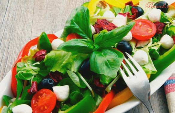 Овощной салат в «лодочках» из огурцов