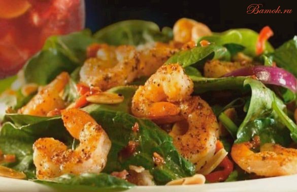 Салат из свежего шпината и креветок