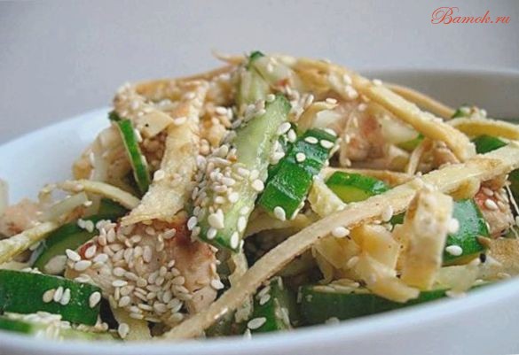 Салат из свежих огурцов с куриным мясом