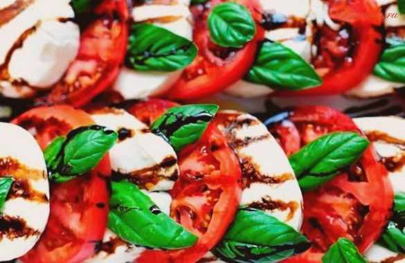 Салат «Капрезе» с бальзамическим соусом