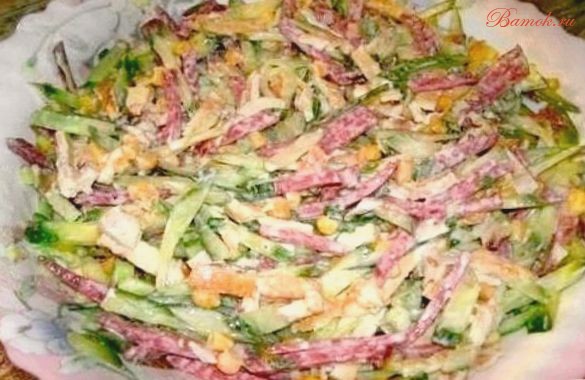 Салат со свежей капустой и копченой колбасой