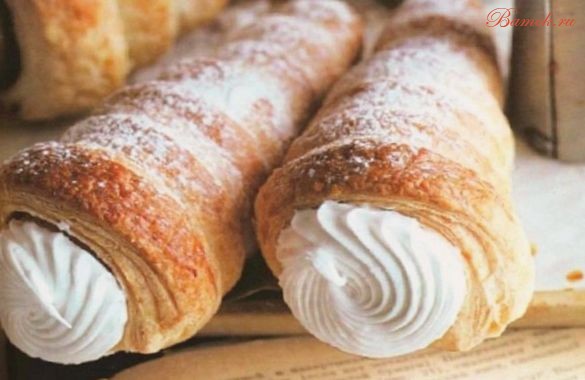 Трубочки из готового слоеного теста с кремом