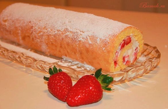 Бисквитный рулет с клубникой в сливках Бисквитный рулет с клубникой в сливках