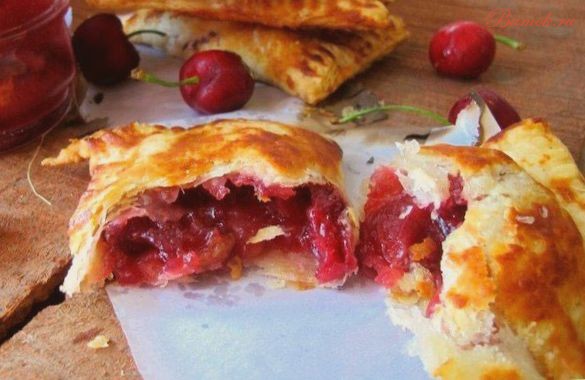 Быстрые слойки с вишневой начинкой