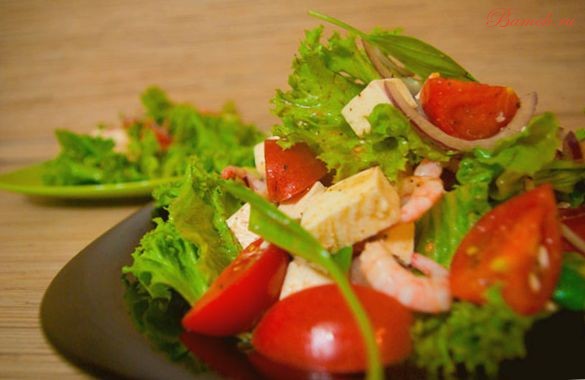 Быстрый салат с креветками и сыром