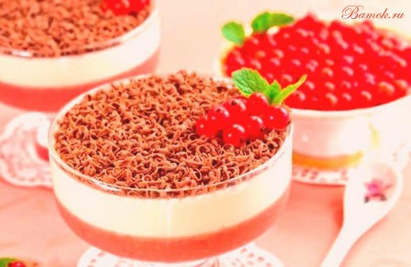 Десерт-желе с красной смородиной и сливками