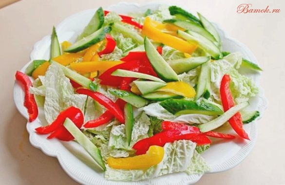 Диетический овощной салат с куриной грудкой