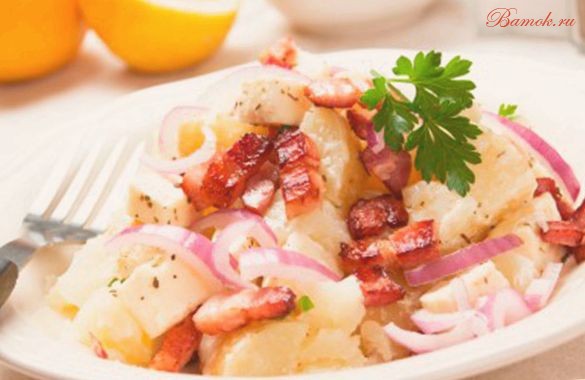 Картофельный салат с беконом, без майонеза