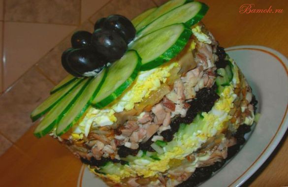 Куриный салат «Меркурий» с грибами и черносливом