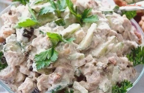 Куриный салат с яблоком и грибами