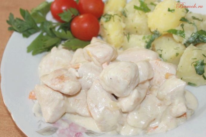 Нежное куриное филе в сметане с чесноком