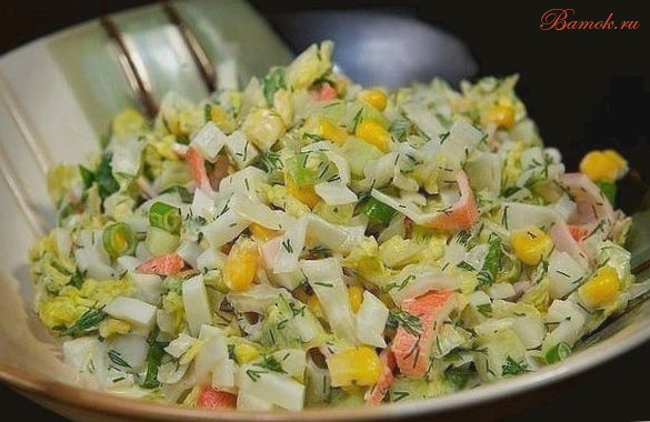 Легкий капустный салат с крабовыми палочками