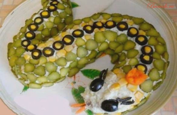 Новогодний салат «Змейка» из куриных крылышек