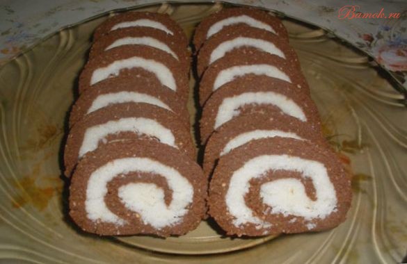 Рулет шоколадный с кокосовой стружкой