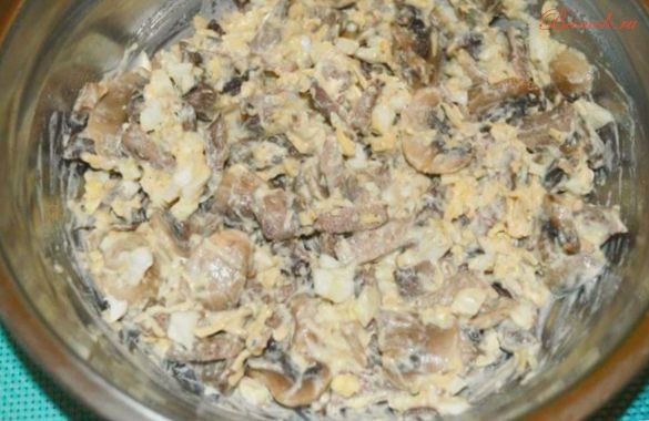 Салат из печени с сыром и грибами