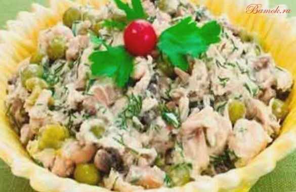 Салат с грибами, курицей и зеленым горошком