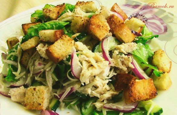 Салат с куриным филе и сухариками «Хрустящий»