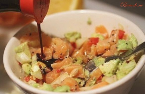 Салат с лососем, авокадо и сладким перцем Салат с лососем, авокадо и сладким перцем