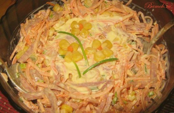 Салат с морковью и полукопченой колбасой