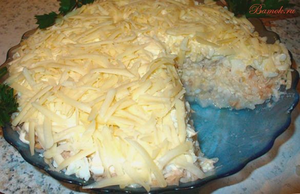 Слоеный салат с горбушей и грибами