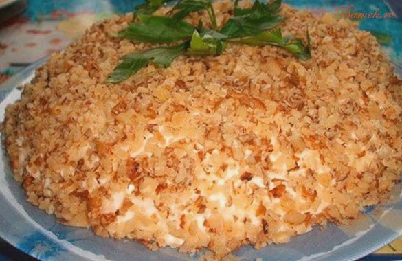 Слоеный салат с колбасой, картофелем, морковью и огурцами Слоеный салат с колбасой, картофелем, морковью и огурцами