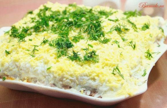 Слоеный салат с куриной печенью и шампиньонами