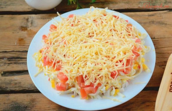 Слоеный салат «Вкусный» с крабовыми палочками