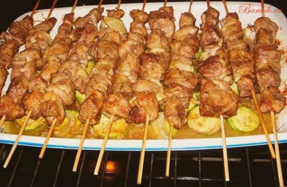 Свиной шашлык с картофелем в духовке