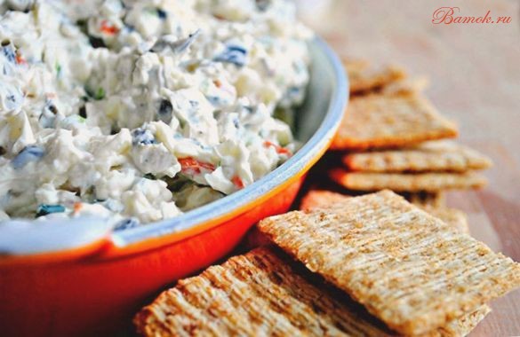Сырный салат с крекером