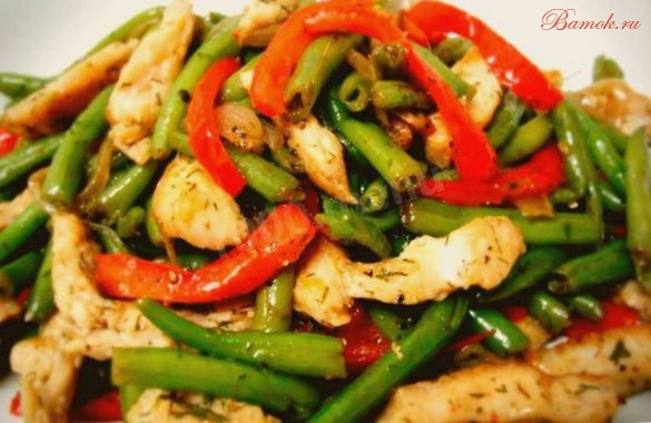 Теплый салат из куриного филе и стручковой фасоли