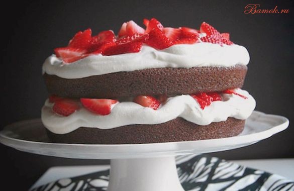 Торт с клубникой и сливками по-домашнему