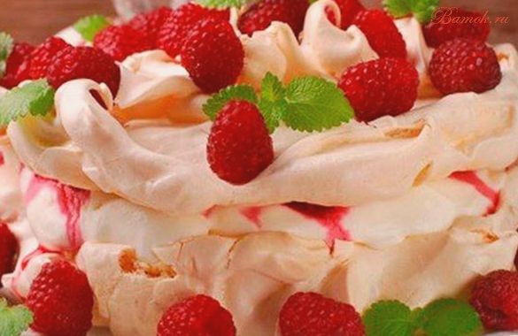 Торжественный десерт «Павлова» с малиной