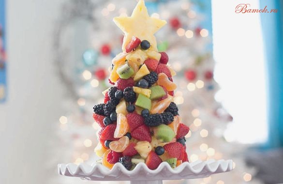 Десертная «Новогодняя елка» из яблока и клюквы