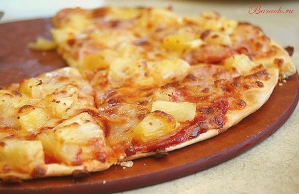 Домашняя пицца с сосисками и ананасом Домашняя пицца с сосисками и ананасом