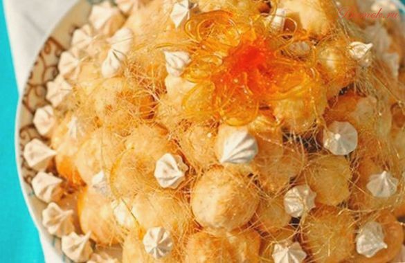 Французский десерт крокембуш с карамелью Французский десерт крокембуш с карамелью