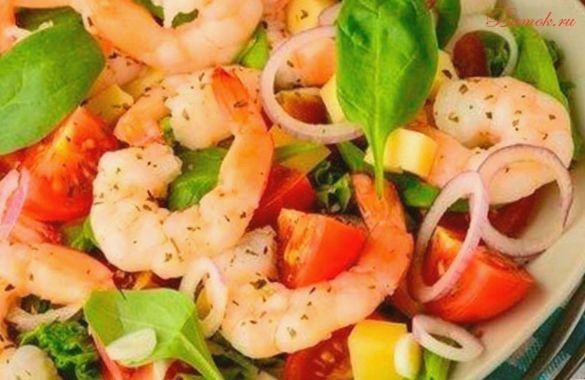 Легкий овощной салат с креветками и авокадо