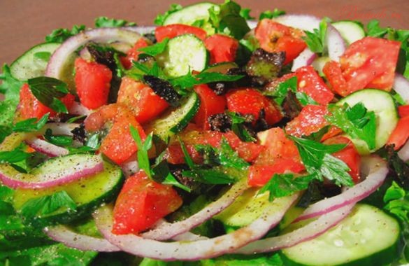 Легкий салат из томатов с оливками Легкий салат из томатов с оливками