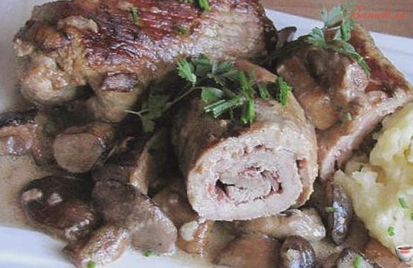 Мясные рулеты с чесноком в грибном соусе