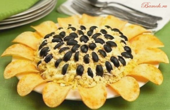 Новогодний салат "Подсолнух" с курицей и шампиньонами Новогодний салат "Подсолнух" с курицей и шампиньонами