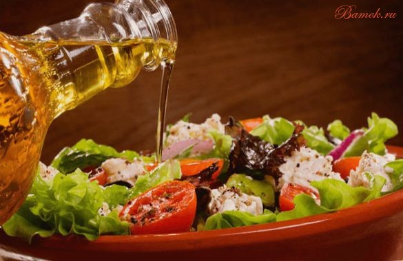 Овощной салат по-гречески с оливковым маслом Овощной салат по-гречески с оливковым маслом